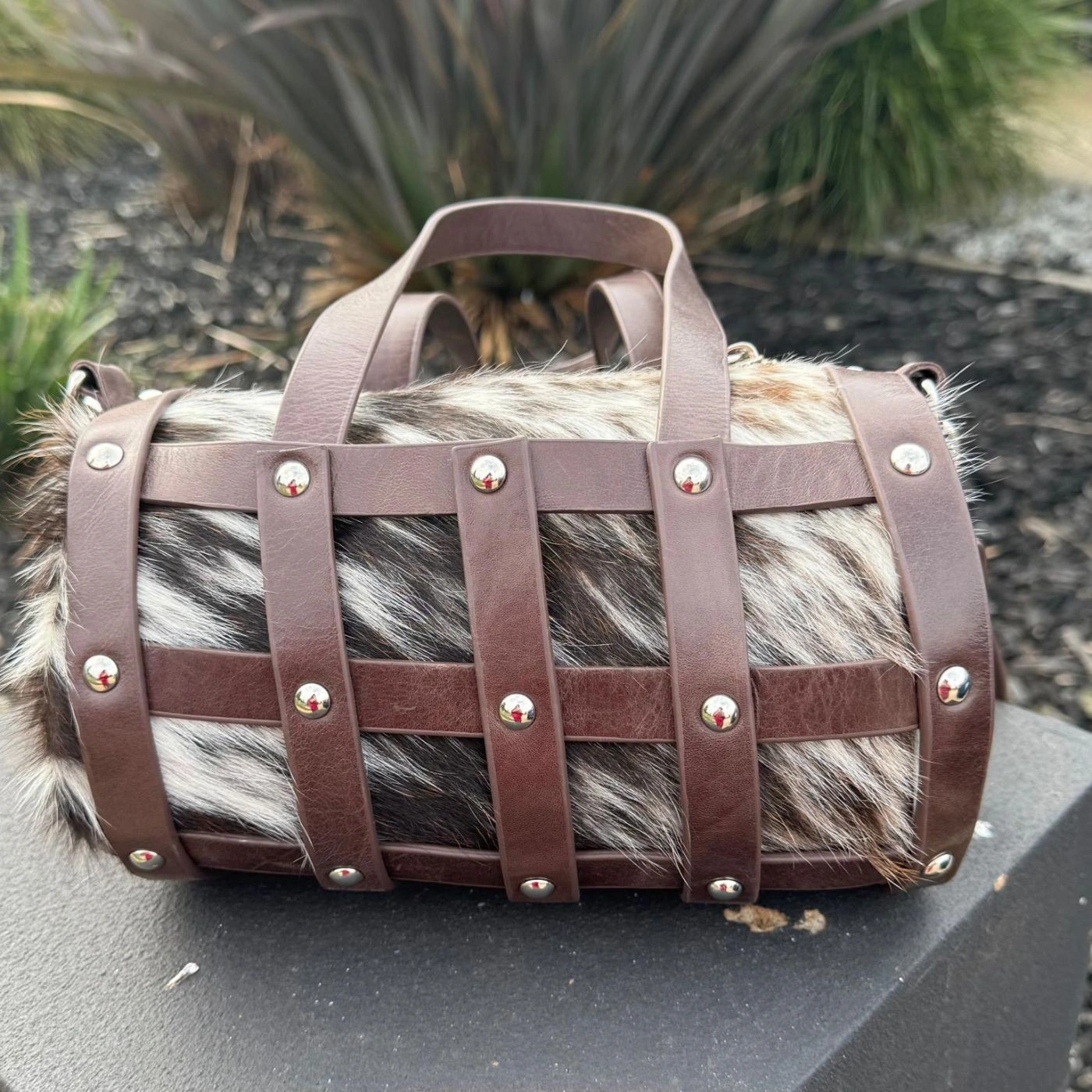 Shell capsule shoulder bag for women in cowhide leather